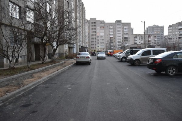 Луцьк: показали, як ремонтують двори і тротуари