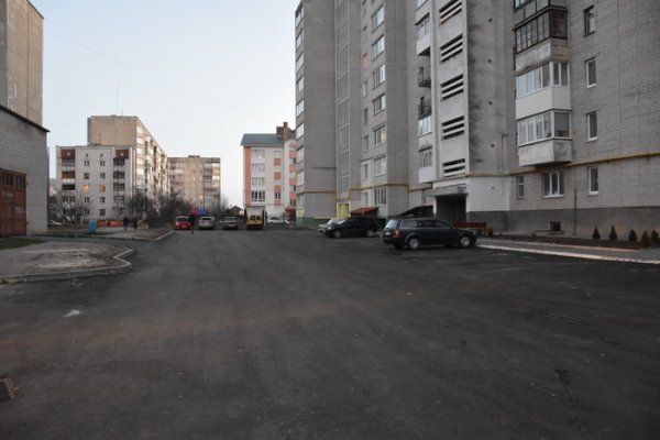 Луцьк: показали, як ремонтують двори і тротуари