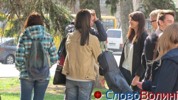 У Луцьку міняли цигарки на цукерки. ФОТО