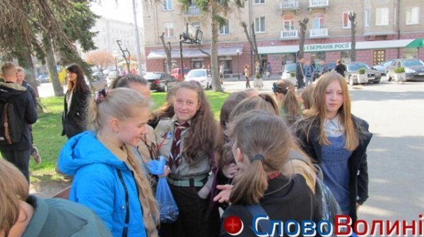 У Луцьку міняли цигарки на цукерки. ФОТО