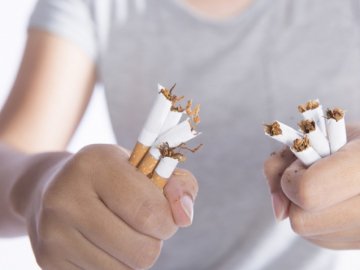 В Україні хочуть зробити куріння «максимально некомфортним»: що МОЗ готує для курців