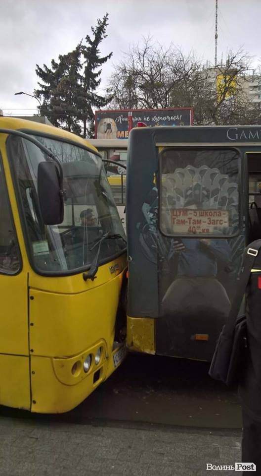 У Луцьку – аварія на зупинці біля ЦУМу. ФОТО