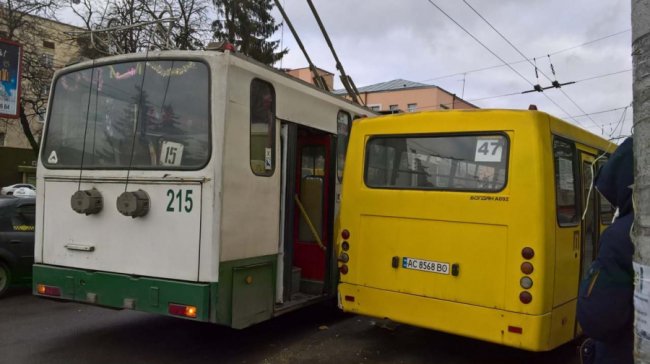 У Луцьку – аварія на зупинці біля ЦУМу. ФОТО