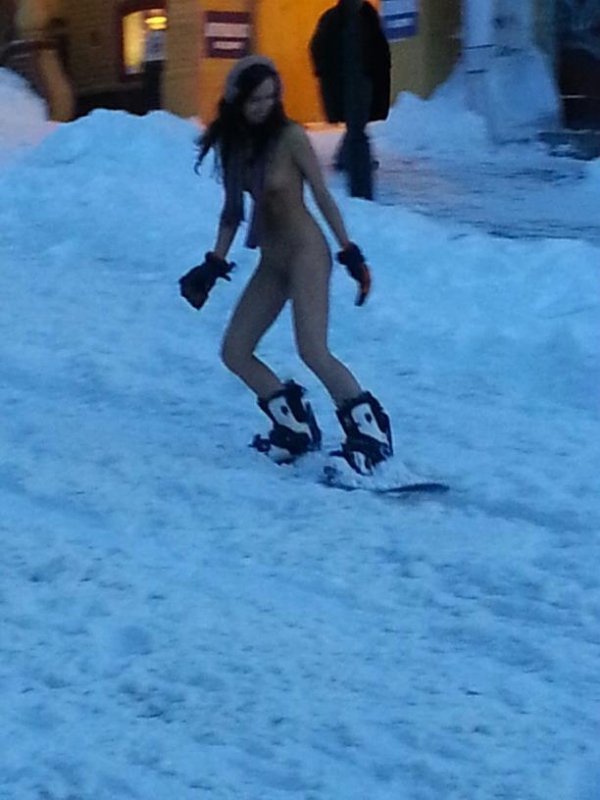 Голі дівчата  каталися Києвом на сноубордах. ФОТО