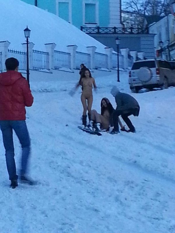 Голі дівчата  каталися Києвом на сноубордах. ФОТО
