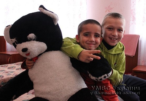 Волинські правоохоронці привезли подарунки у дитячий притулок. ФОТО