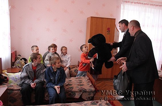 Волинські правоохоронці привезли подарунки у дитячий притулок. ФОТО