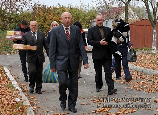 Волинські правоохоронці привезли подарунки у дитячий притулок. ФОТО