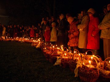 На Великдень двоє п'яних волинян облаяли та шарпали священика