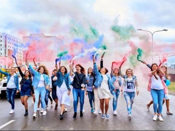 Катання на лімузині, вечірки і фотосесії: у Луцьку стартує проєкт для вагітних «Пузата мама» 