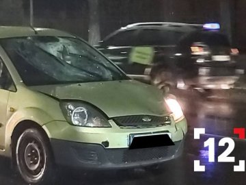 У Луцьку автівка збила жінку, яка переходила дорогу між пішохідними переходами. ВІДЕО
