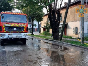 Минулої доби рятувальники Луцька 13 разів виїжджали відкачувати воду із затоплених підвалів і територій