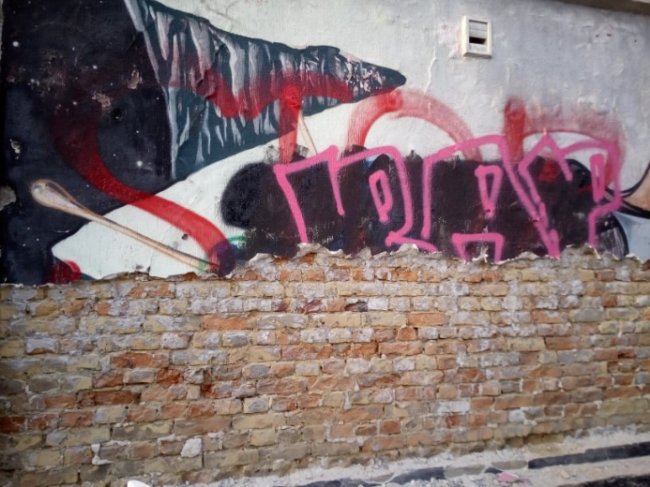 У Старому місті в Луцьку «зачистили» відоме графіті. ФОТО