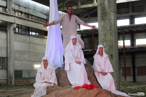 «Мандрівний вішак» у Луцьку епатував, дивував та змушував задуматись. ФОТО