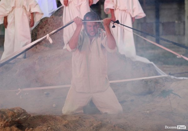 «Мандрівний вішак» у Луцьку епатував, дивував та змушував задуматись. ФОТО