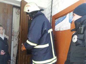 Літня волинянка не могла відчинити двері у квартирі: на допомогу викликала рятувальників