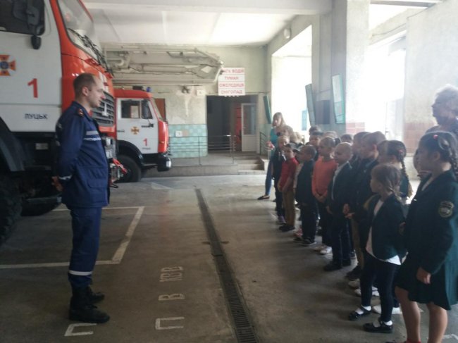 Дітлахам дали «порулити» пожежною машиною в Луцьку