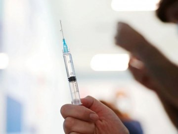 Розповіли, як почуваються перші вакциновані від коронавірусу лікарі