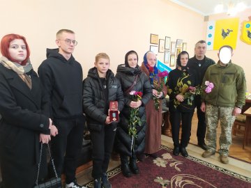 Рідним чотирьох Героїв з однієї громади на Волині вручили їхні посмертні нагороди. ФОТО