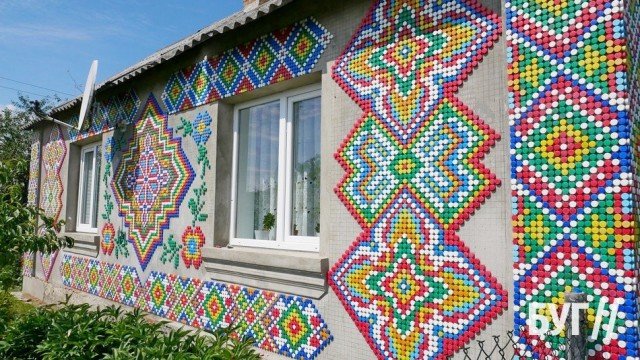 Волинян прикрасив свій будинок вишиванкою з кришок. ФОТО. ВІДЕО