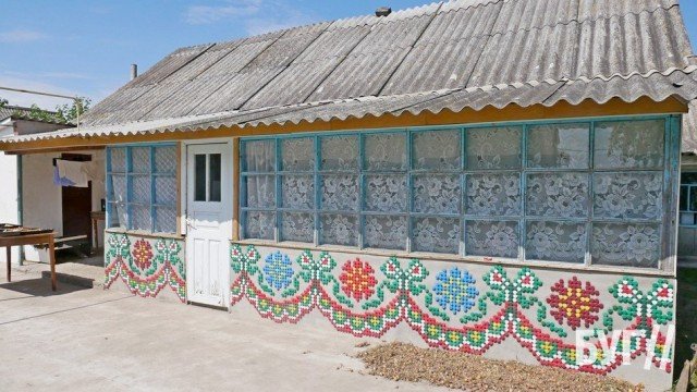 Волинян прикрасив свій будинок вишиванкою з кришок. ФОТО. ВІДЕО