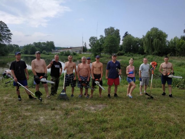 У Ківерцях небайдужі жителі навели лад на березі озера. ФОТО