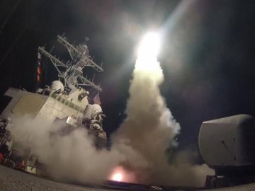 З’явилося відео авіаударів США по військовій базі в Сирії
