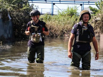 В Херсоні рятувальники, які розчищали мул, потрапили під обстріл росіян: є загиблий
