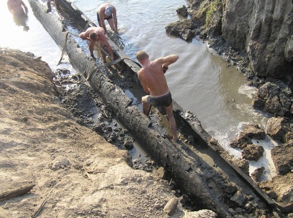 Унікального човна, що знайшли на Волині, вдалося дістати з води. ФОТО 