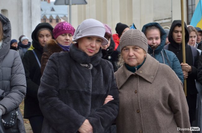 У Луцьку сотні людей вшановували пам'ять жертв голодоморів. ФОТО