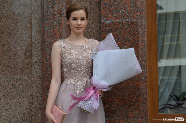 Елегантні сукні та маленькі клатчі: у що вбрались луцькі випускниці. ФОТО