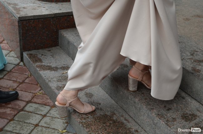 Елегантні сукні та маленькі клатчі: у що вбрались луцькі випускниці. ФОТО