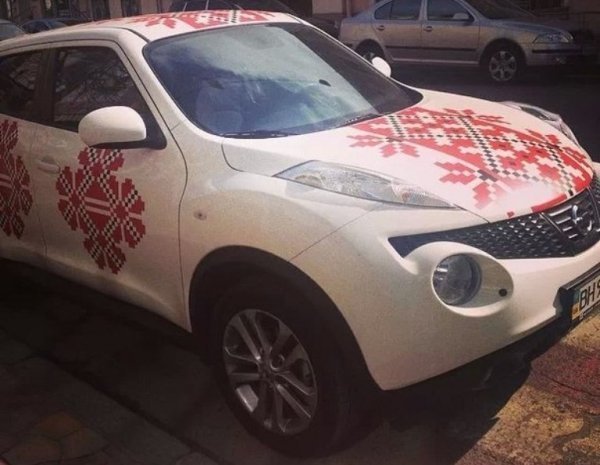 Українці продовжують «одягати» свої автомобілі у вишиванки. ФОТО