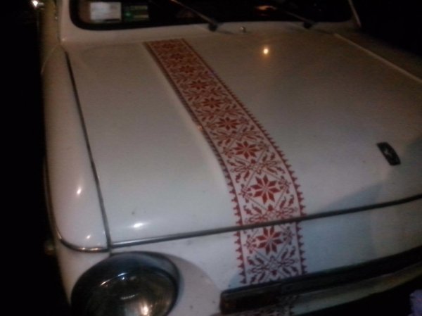 Українці продовжують «одягати» свої автомобілі у вишиванки. ФОТО