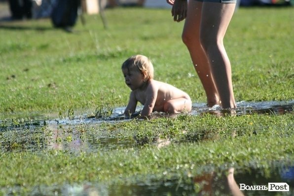 Дитя бавиться у калюжі на фестивалі «Бандерштат»