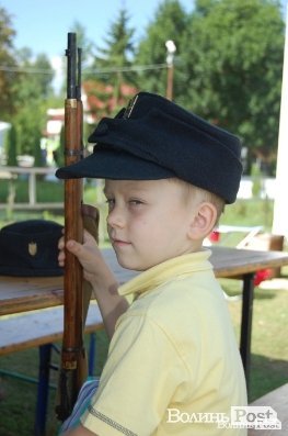 Юнак приміряє форму бандерівця