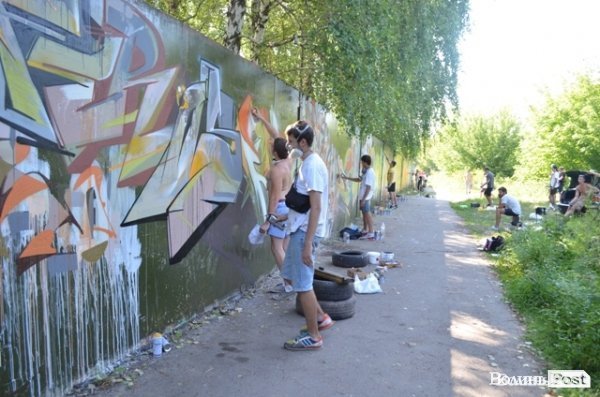 Розмальовують 72 метри стіни