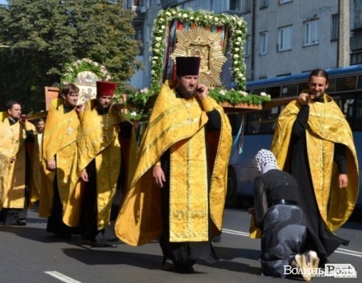 Під час хресної ходи вклоняються чудотворним іконам 