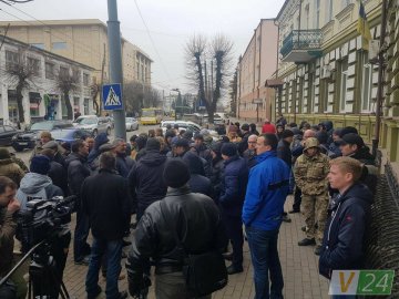 Через інцидент із патрульними пікетують прокуратуру Волині. ФОТО
