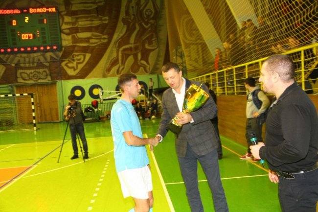 Ігор Чорнуха нагороджує учасника минулорічного турніру