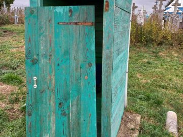 На кладовищі волинського селища зламали туалет
