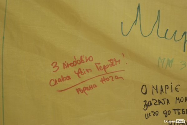 У Луцьк привезли кількаметровий прапор України. ФОТО