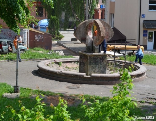 У Луцьку демонтують найстаріший фонтан. ФОТО