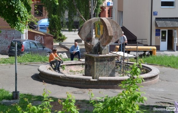 У Луцьку демонтують найстаріший фонтан. ФОТО