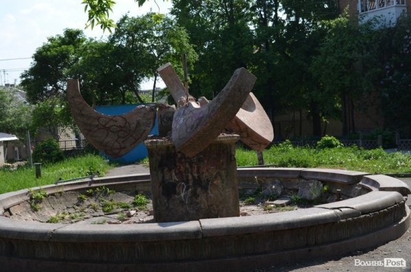 У Луцьку демонтують найстаріший фонтан. ФОТО