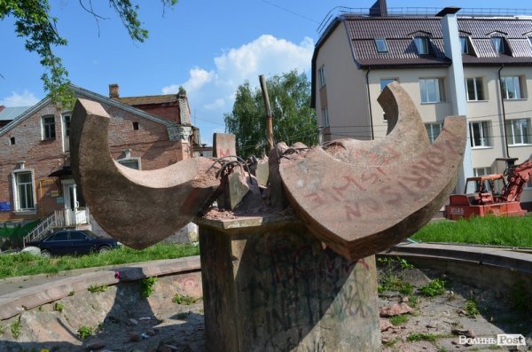 У Луцьку демонтують найстаріший фонтан. ФОТО