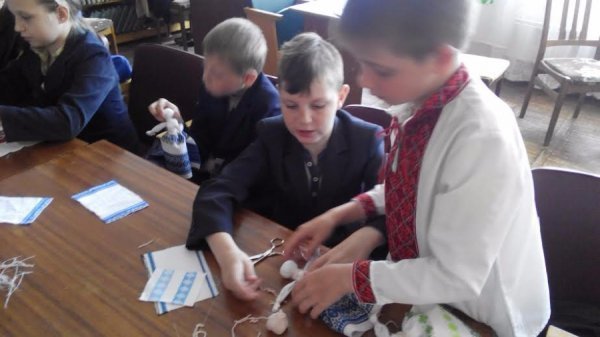 Луцькі школярі виготовляли ляльку-мотанку. ФОТО