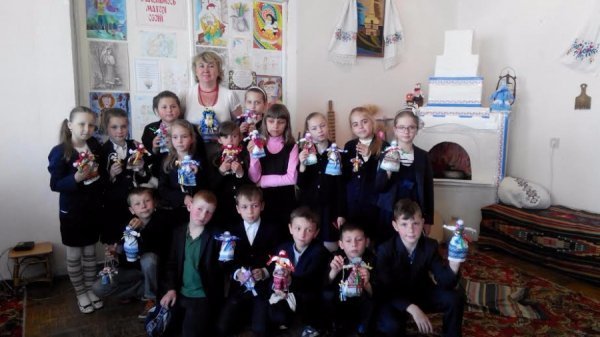 Луцькі школярі виготовляли ляльку-мотанку. ФОТО