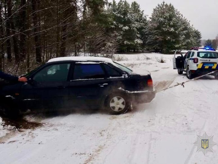 На Волині поліцейські допомагають водіям визволяти автівки зі снігових заметів