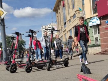 Правила для електросамокатів у Луцьку: що каже влада, поліція та власник сервісу. ВІДЕО